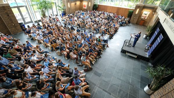 wide shot of 2022 orientation in star commons